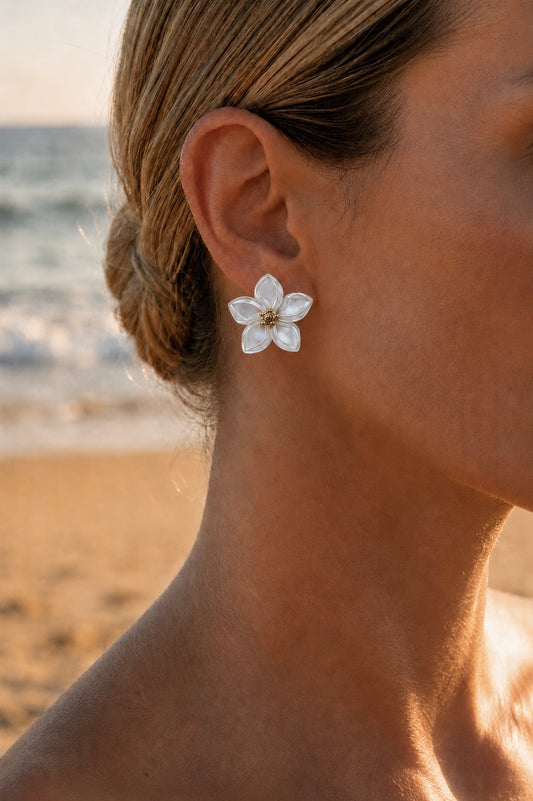 Boucles d'oreilles fleurs nacrées portées – puces fleur nacre blanche avec cœur doré, look estival chic – Bijoux Incandescence