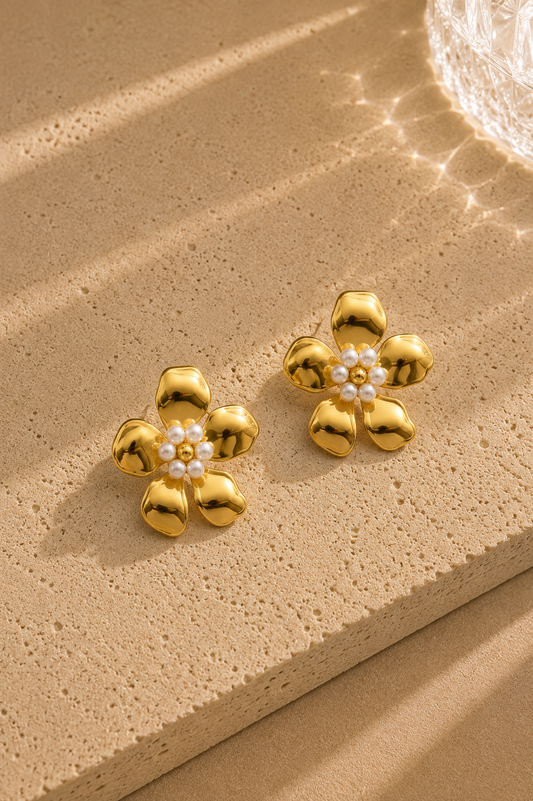 Boucles d'oreilles fleurs vintage dorées en acier inoxydable – grandes puces pétales martelées et cœur de perles blanches – Bijoux Incandescence