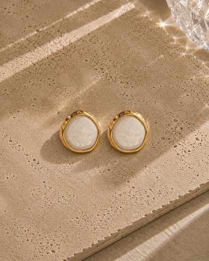 Boucles d'oreilles galet naturel blanc cerclé de doré – grandes puces rondes en acier inoxydable, style minimaliste naturel – Bijoux Incandescence