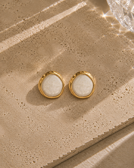 Boucles d'oreilles galet naturel blanc cerclé de doré – grandes puces rondes en acier inoxydable, style minimaliste naturel – Bijoux Incandescence
