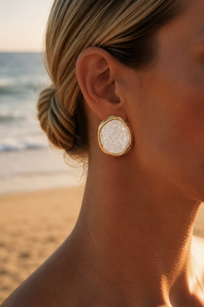Boucles d'oreilles galet naturel portées – grandes puces rondes nacre blanche et contour doré martelé, look chic naturel – Bijoux Incandescence