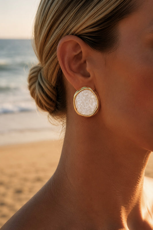 Boucles d'oreilles galet naturel portées – grandes puces rondes nacre blanche et contour doré martelé, look chic naturel – Bijoux Incandescence