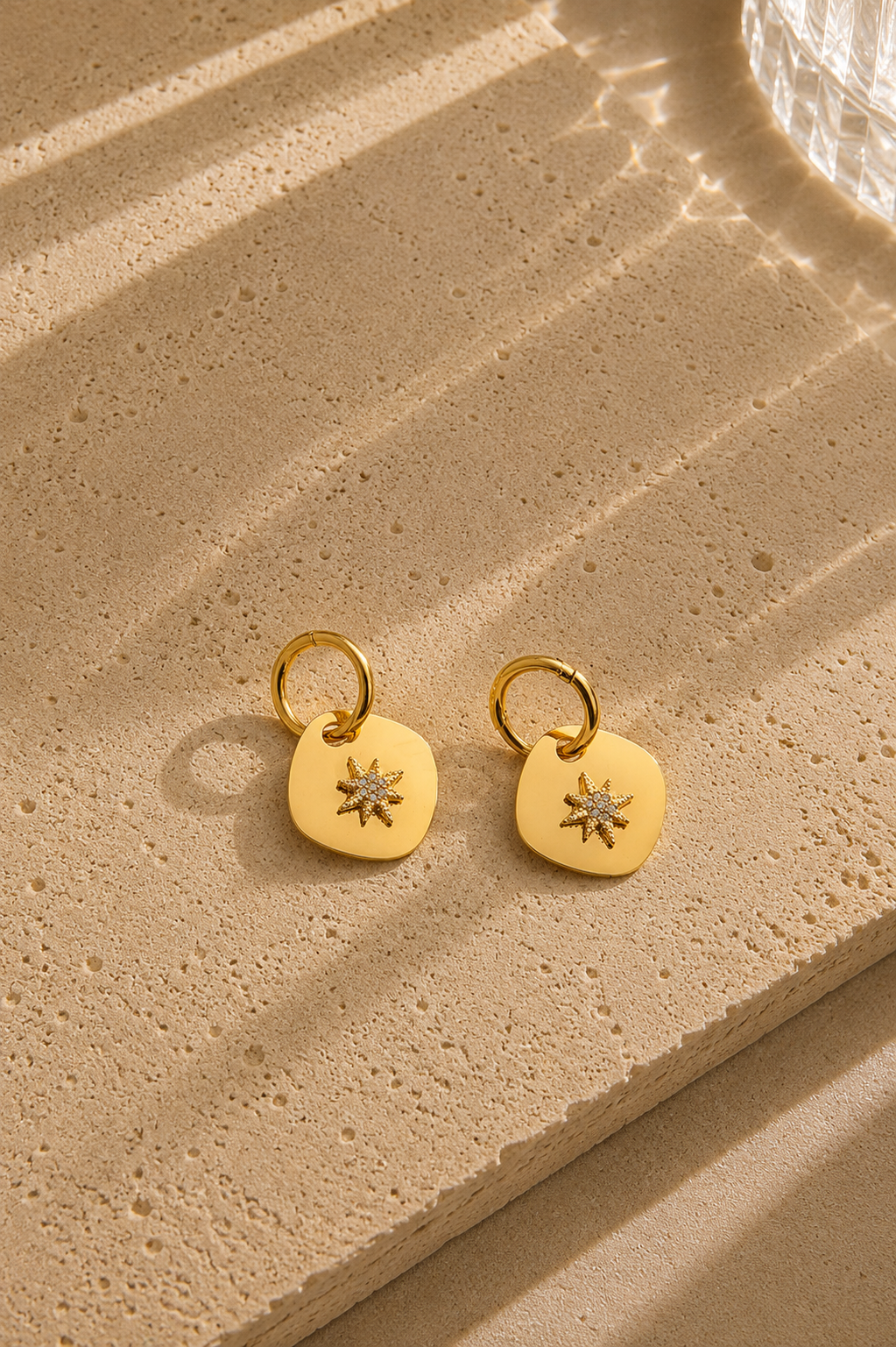 Boucles d'oreilles médaillon étoile dorées en acier inoxydable – créoles avec pendentif médaillon étoile polaire strass – Bijoux Incandescence