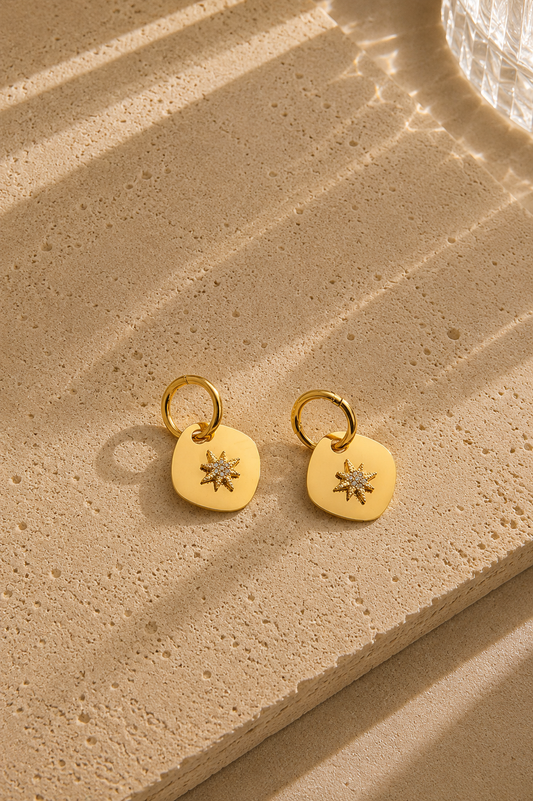 Boucles d'oreilles médaillon étoile dorées en acier inoxydable – créoles avec pendentif médaillon étoile polaire strass – Bijoux Incandescence
