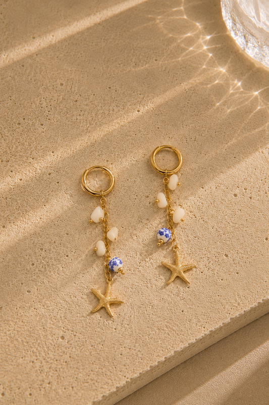 Boucles d'oreilles perles bleues et étoile de mer dorées – créoles acier inoxydable avec perles nacrées et céramique bleue – Bijoux Incandescence