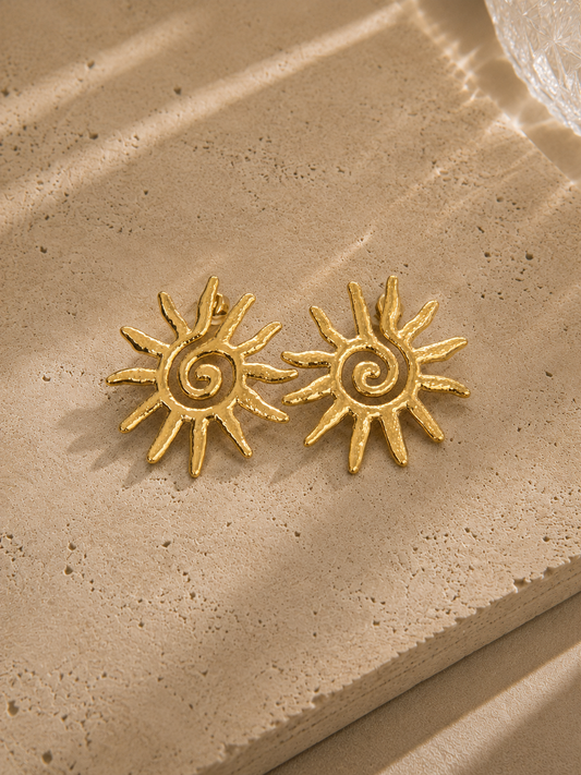 Boucles d'oreilles soleil spirale dorées en acier inoxydable – grandes puces soleil sculpté avec spirale centrale et rayons martelés – Bijoux Incandescence