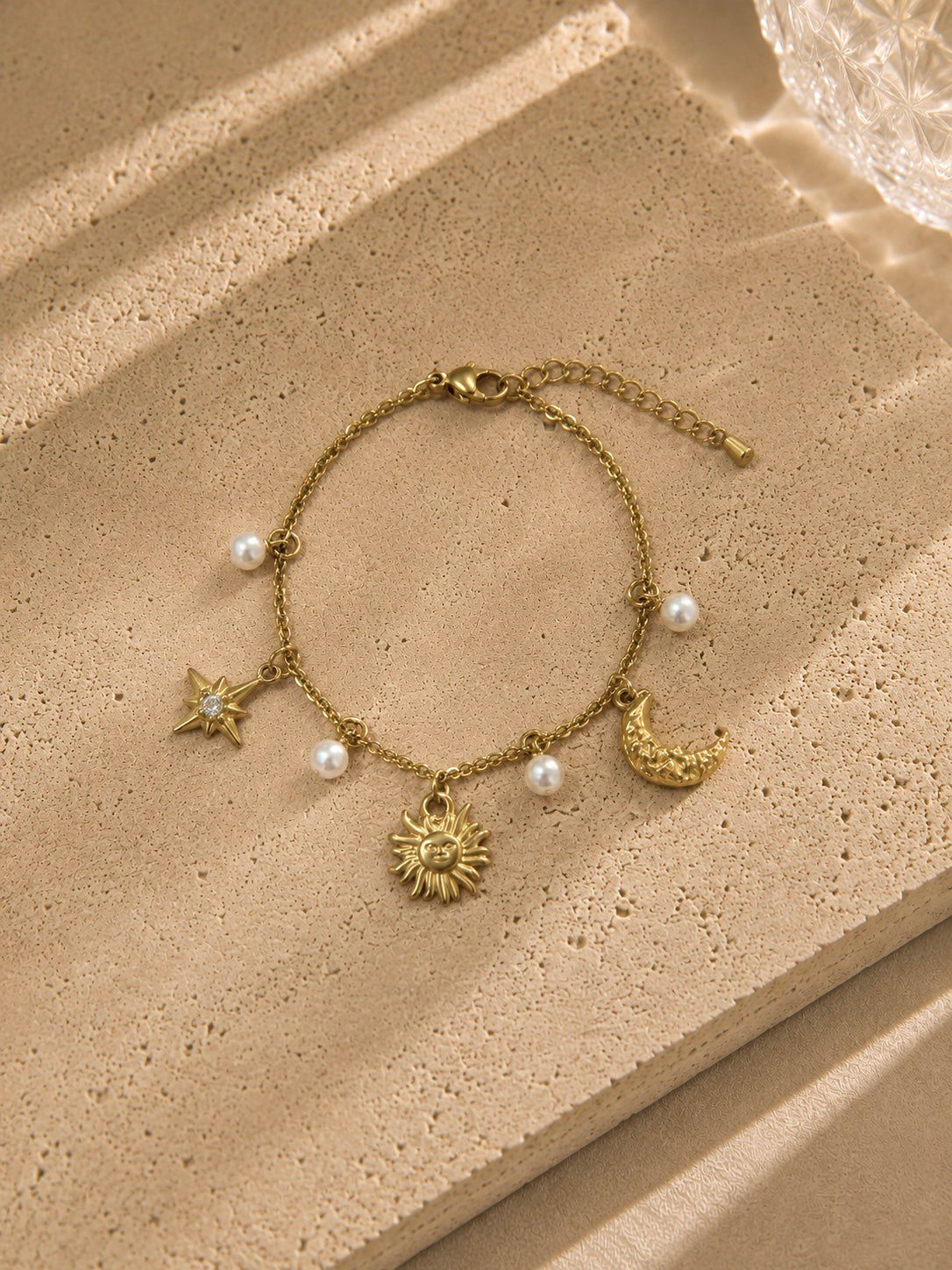 Bracelet charms célestes doré – fine chaîne avec soleil visage en relief, lune croissant ciselée, étoile polaire strass et perles rondes nacrées – Bijoux Incandescence