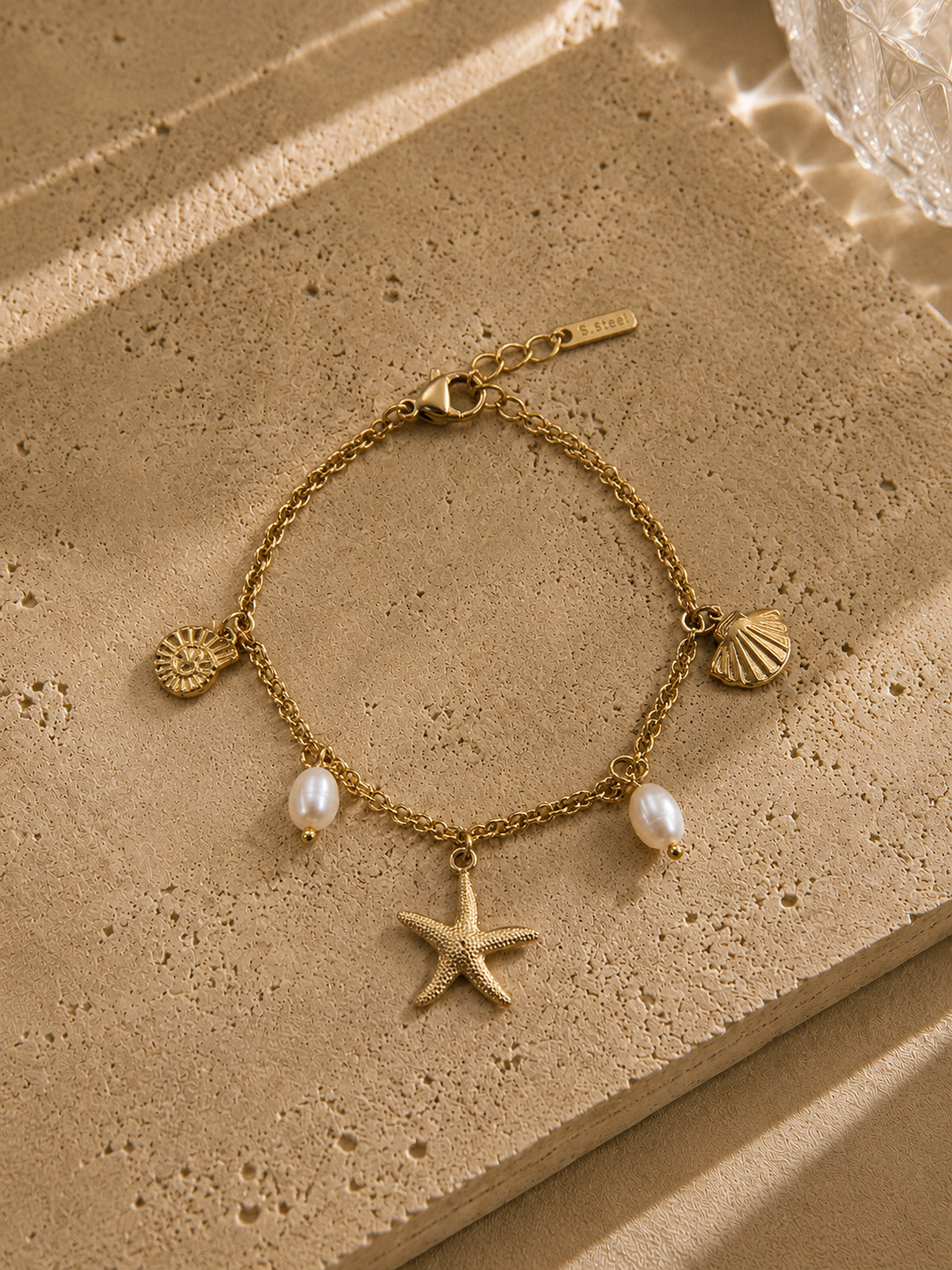 Bracelet charms étoile et perles doré – étoile de mer, coquille Saint-Jacques, médaillon ammonite et perles nacrées – Bijoux Incandescence