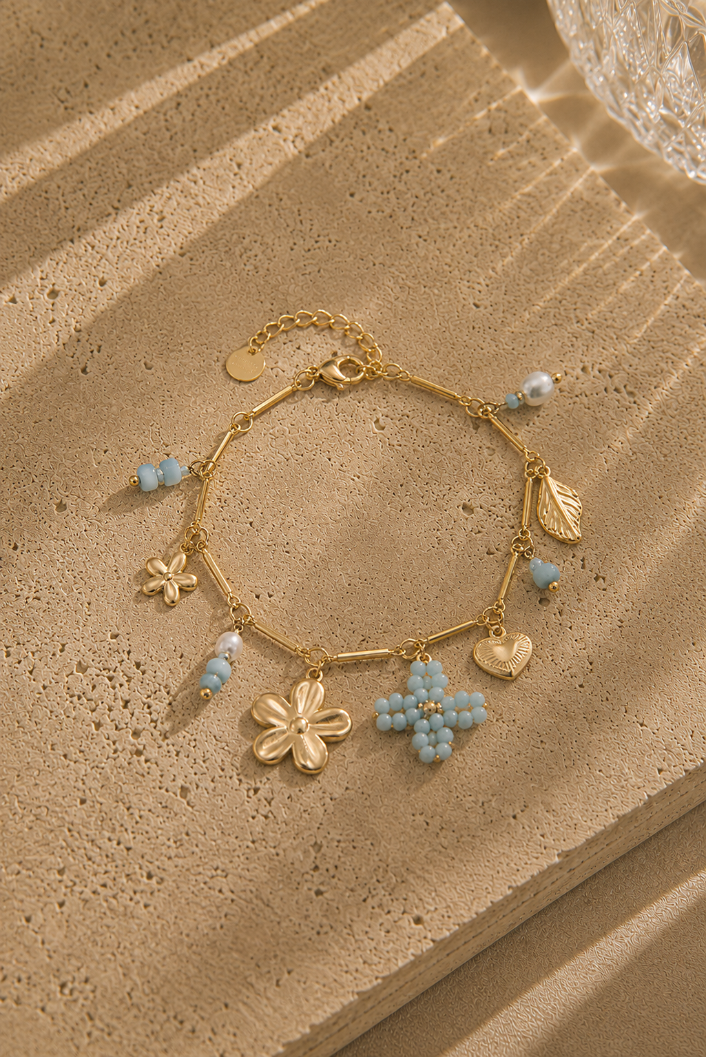 Bracelet charms fleurs et perles bleues doré en acier inoxydable – charms fleur dorée, fleur perles bleues, cœur et feuille, style romantique bohème – Bijoux Incandescence
