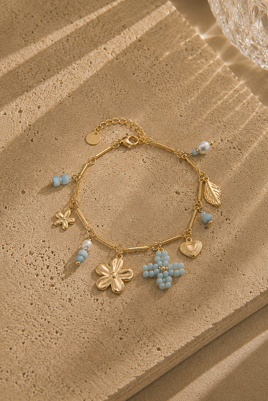 Bracelet charms fleurs et perles bleues doré en acier inoxydable – charms fleur dorée, fleur perles bleues, cœur et feuille, style romantique bohème – Bijoux Incandescence