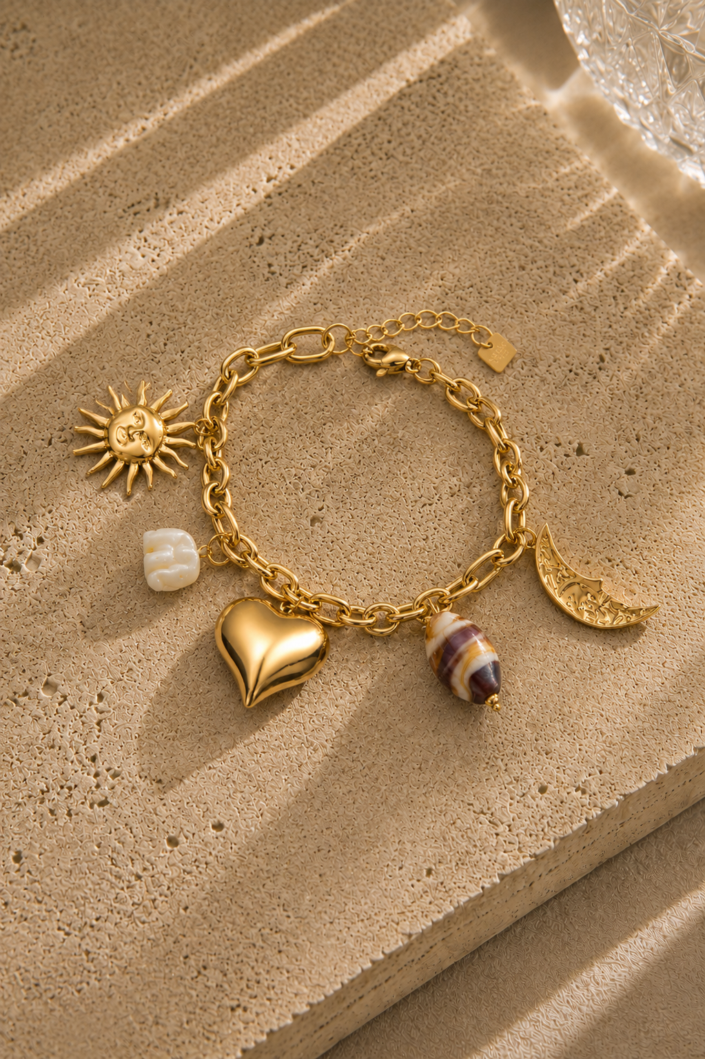 Bracelet charms lune solaire doré – soleil rayonnant, cœur bombé, lune croissant et perles, style talisman céleste – Bijoux Incandescence