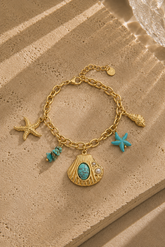 Bracelet charms mer turquoise doré en acier inoxydable – étoile de mer, coquille Saint-Jacques avec pierre turquoise et perle, style bohème estival – Bijoux Incandescence