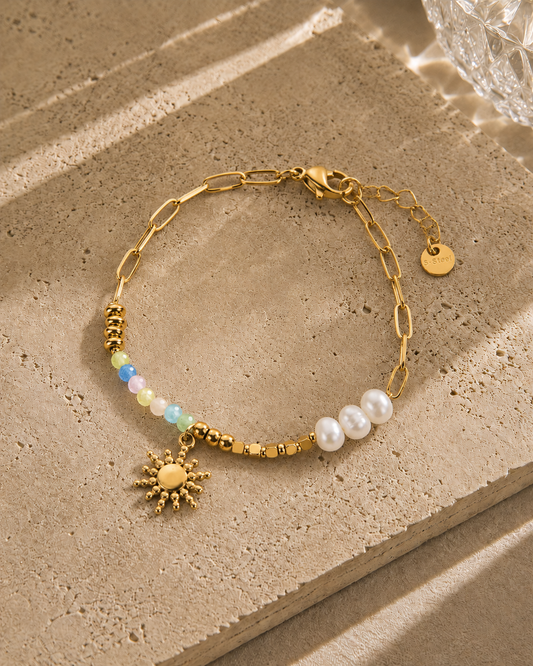 Bracelet charms soleil perlé doré – demi-chaîne paperclip dorée, perles pastel multicolores et perles blanches nacrées avec charm soleil doré – Bijoux Incandescence