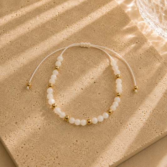 Bracelet cordon blanc ajustable – petites perles blanches et perles dorées, style minimaliste – Bijoux Incandescence