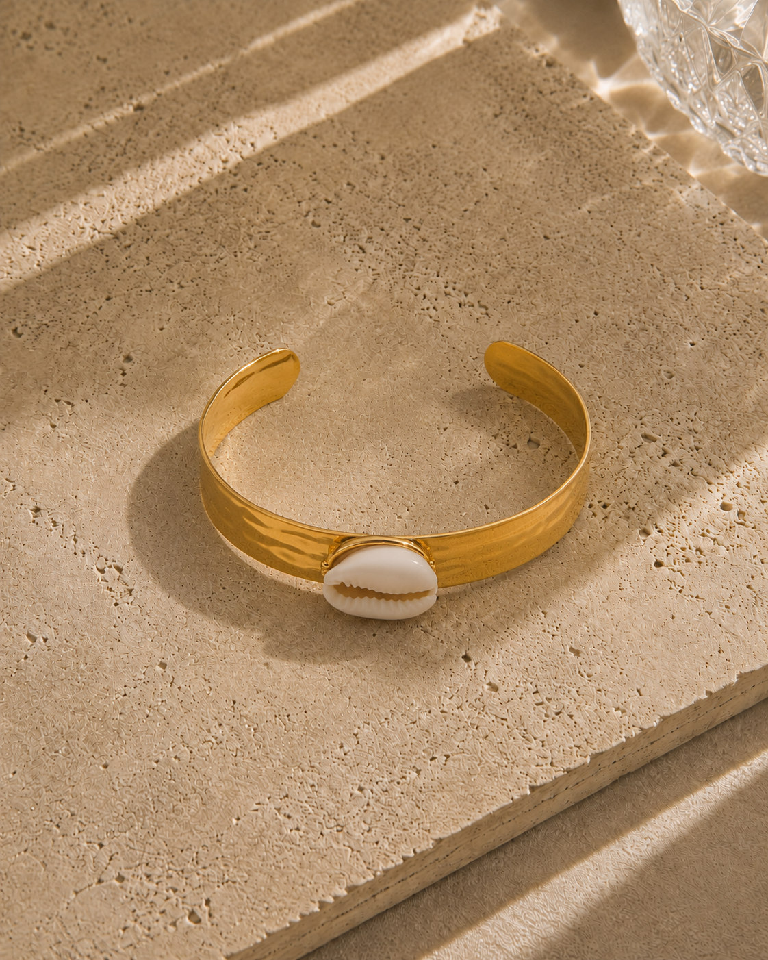Bracelet jonc coquillage blanc cauris doré en acier inoxydable – large manchette martelée avec cauris naturel serti, style marin estival – Bijoux Incandescence