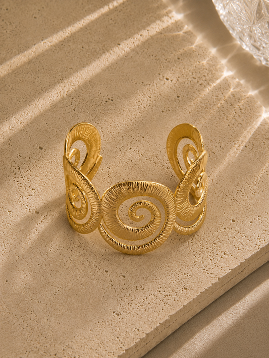 Bracelet jonc coquillage spirale doré en acier inoxydable – large manchette ouverte sculptée motif ammonite texturé en relief – Bijoux Incandescence