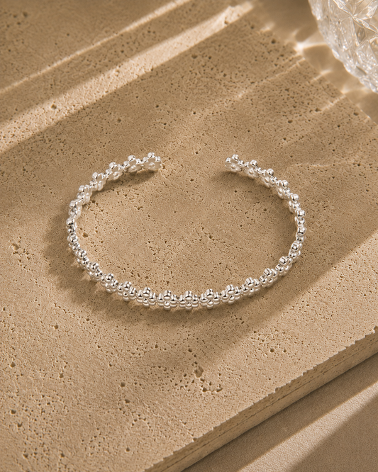 Bracelet jonc fleurs larges argenté – jonc ouvert recouvert de fleurs à 4 pétales sphériques bombés, style floral – Bijoux Incandescence