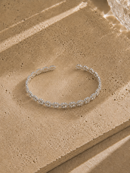 Bracelet jonc trèfles fins argenté en acier inoxydable – fin jonc ouvert entièrement recouvert de petites marguerites en relief répétées, style jardin fleuri romantique – Bijoux Incandescence