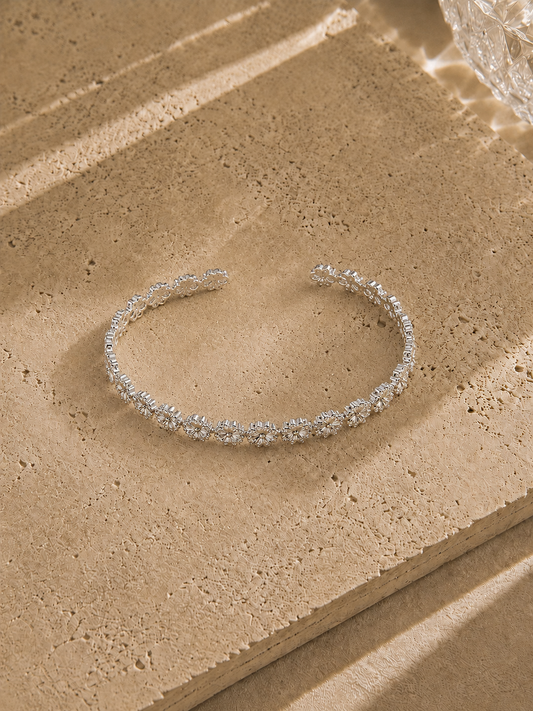 Bracelet jonc trèfles fins argenté en acier inoxydable – fin jonc ouvert entièrement recouvert de petites marguerites en relief répétées, style jardin fleuri romantique – Bijoux Incandescence