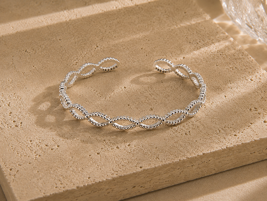 Bracelet jonc tressé argenté en acier inoxydable – fin jonc ouvert au motif tressé texturé, style minimaliste raffiné, ajustable – Bijoux Incandescence
