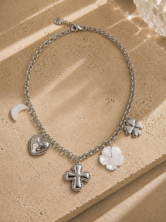 Collier charms cœur et lune argenté – chaîne maille forçat avec lune nacre, cœur martelé, croix baroque granulée, fleur hibiscus nacre et trèfle argenté bombé – Bijoux Incandescence
