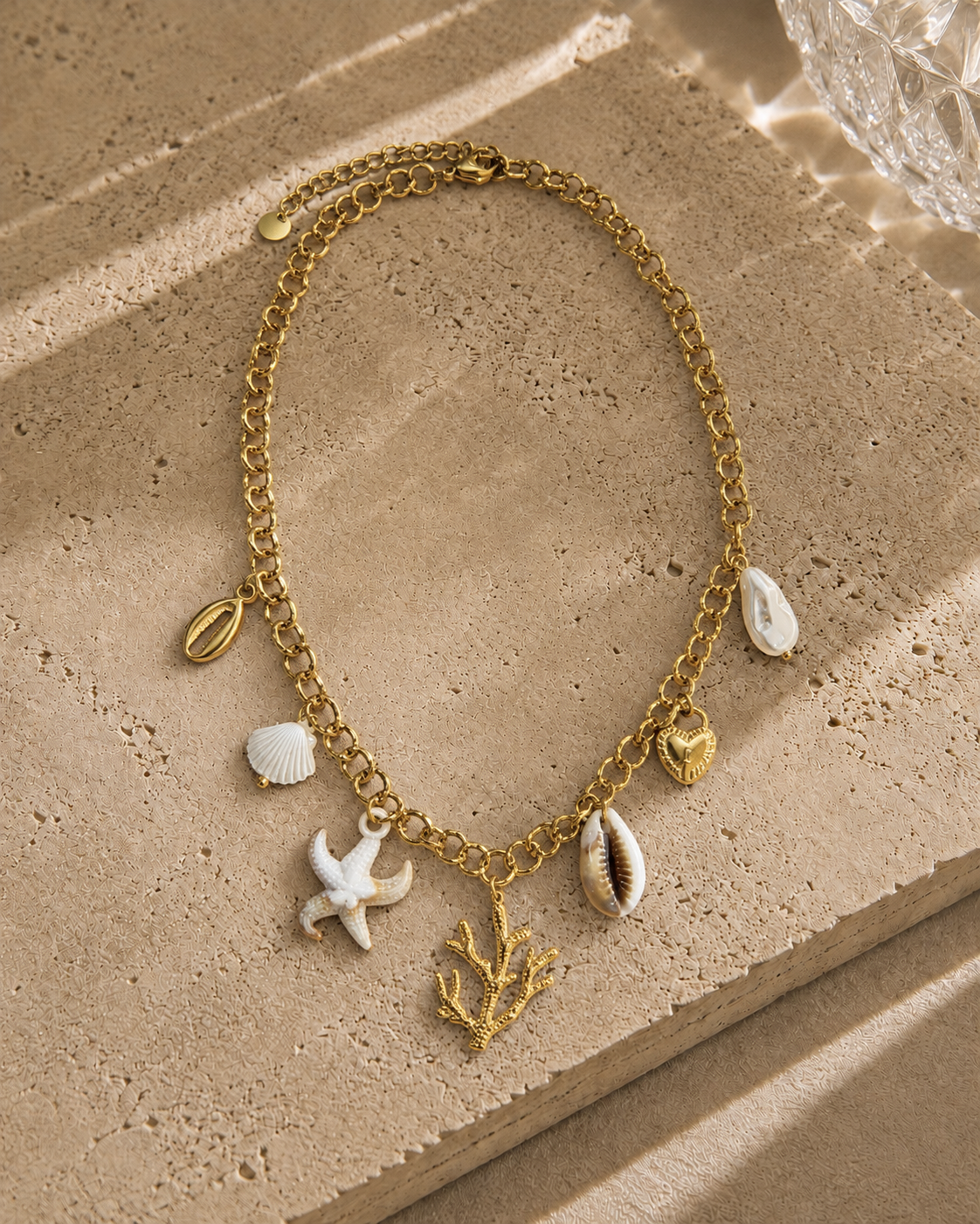 Collier charms corail et océan doré – grosse maille avec corail ramifié doré, étoile de mer naturelle, coquille nacre, perles baroques nacrées et cauris naturel – Bijoux Incandescence