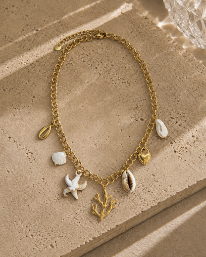 Collier charms corail et océan doré – grosse maille avec corail ramifié doré, étoile de mer naturelle, coquille nacre, perles baroques nacrées et cauris naturel – Bijoux Incandescence