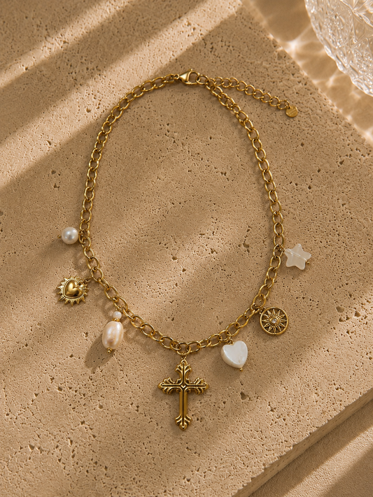 Collier charms croix céleste doré – chaîne maille forçat avec grande croix baroque ciselée, cœur rayonnant, médaillon soleil strass et perles d'eau douce nacrées – Bijoux Incandescence