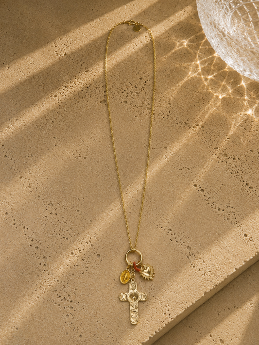 Collier charms croix et cœur doré – grande croix Sacré-Cœur, médaillon Vierge Marie et cœur soleil sur perles corail, talisman – Bijoux Incandescence