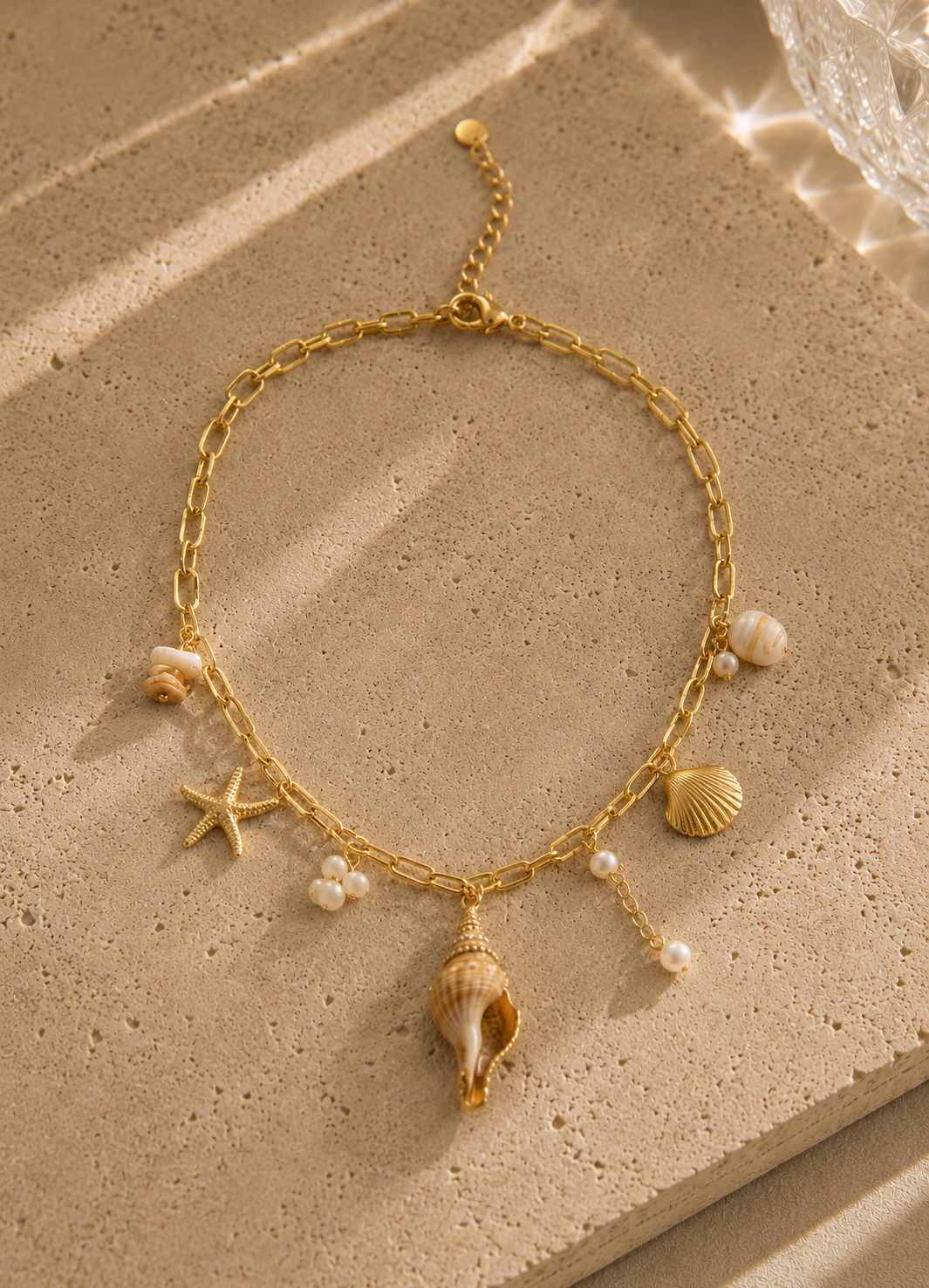 Collier charms évasion marine doré – grande conque naturelle, étoile de mer, coquillages et perles nacrées – Bijoux Incandescence