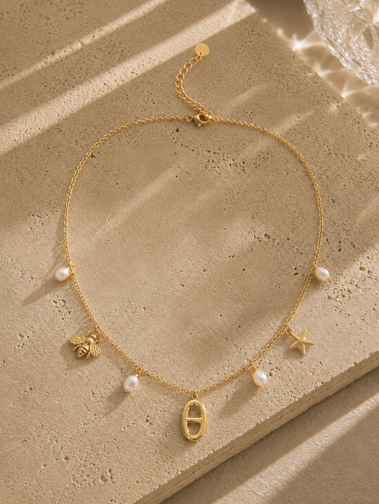Collier charms maille marine doré – abeille dorée, perles nacrées, maillon marin ajouré et étoile de mer – Bijoux Incandescence