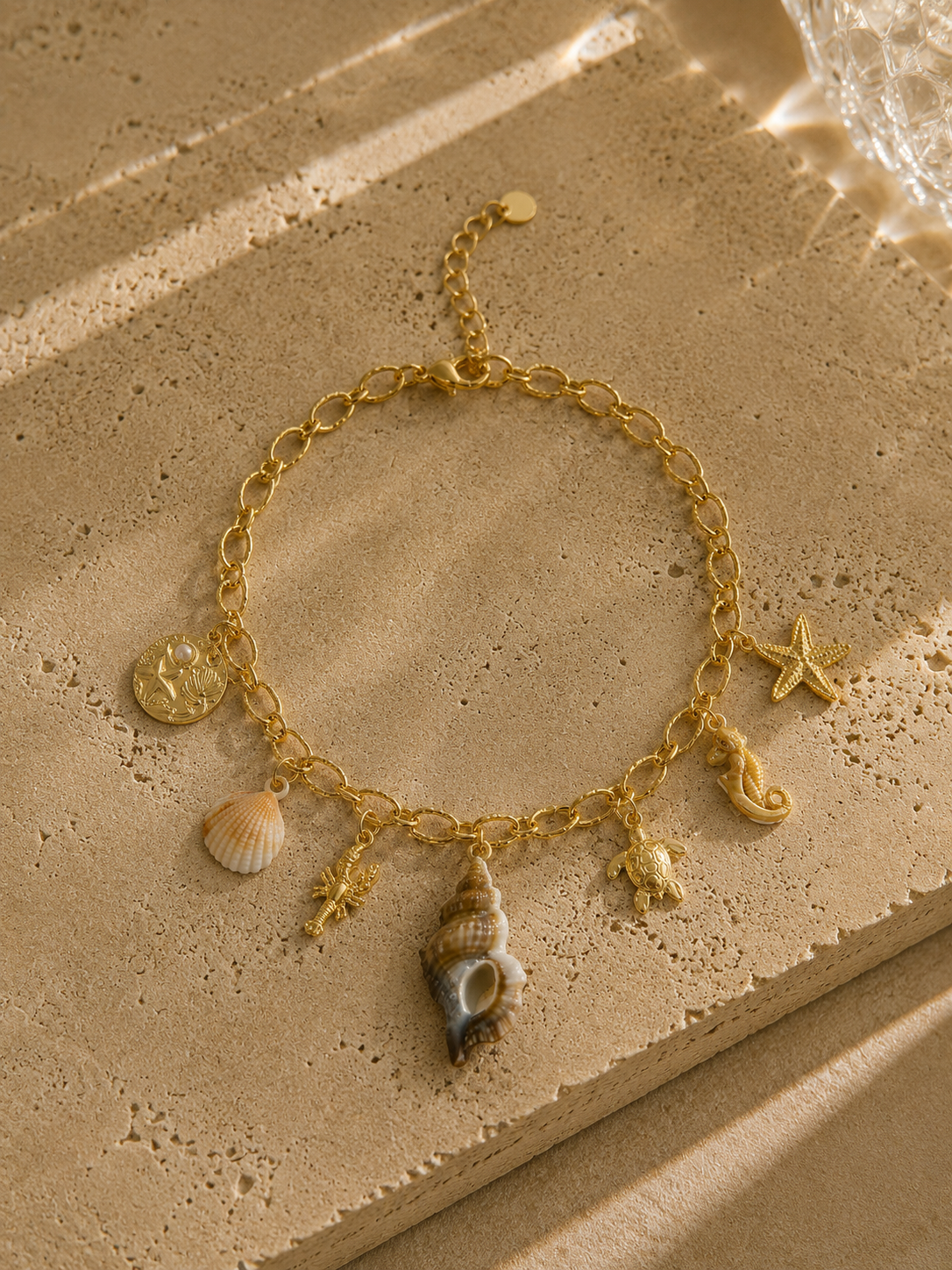 Collier charms océan doré – grosse maille avec coquillage, étoile de mer, tortue, hippocampe et crabe dorés, style marin – Bijoux Incandescence