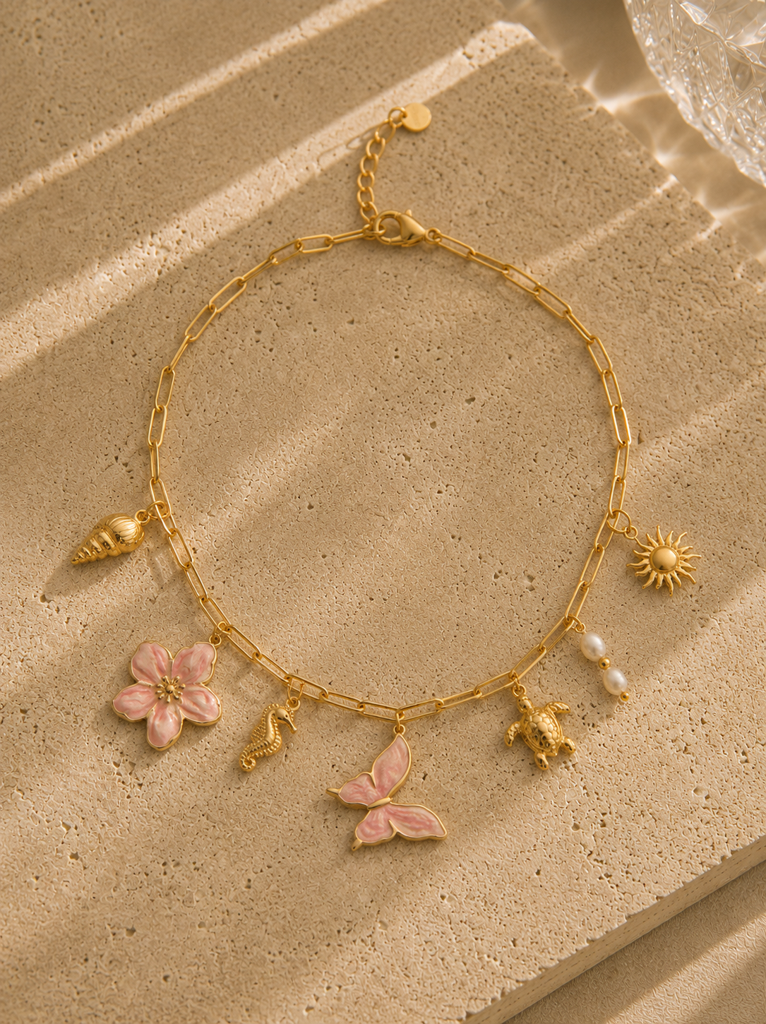 Collier charms papillon et océan doré – fleur émaillée, papillon rose, hippocampe, tortue, soleil et perle nacrée – Bijoux Incandescence