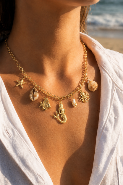 Collier charms sirène porté au cou – chaîne dorée avec pendentifs marins, sirène, coquillages et étoile de mer – Bijoux Incandescence
