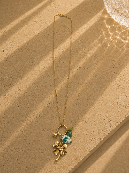 Collier charms trèfle et médaillon porcelaine doré – trèfle 4 feuilles, oiseau doré, médaillon chinoiserie, aventurine et tulipe pierre – Bijoux Incandescence