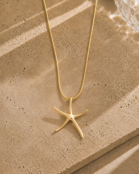 Collier étoile de mer dorée – chaîne serpent fine dorée avec grand pendentif étoile de mer sculptural aux branches effilées lisses, style minimaliste luxe – Bijoux Incandescence