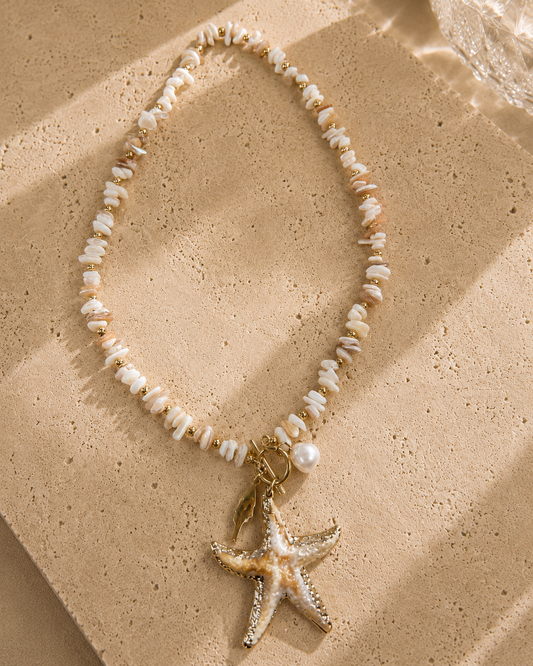 Collier étoile de mer naturelle dorée – chips de nacre, perles dorées, grande étoile dorée et perle baroque, fermoir toggle – Bijoux Incandescence