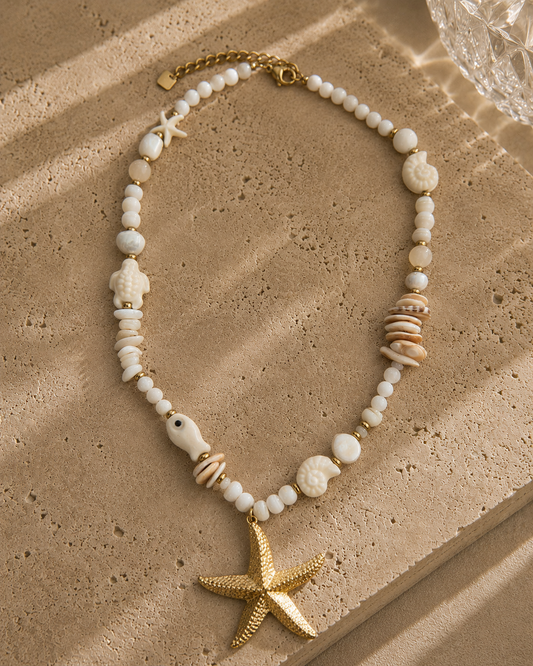 Collier étoile marine dorée – rang mixte perles d'eau douce baroques, chips nacre corail et poisson céramique, pendentif grande étoile de mer dorée texturée – Bijoux Incandescence