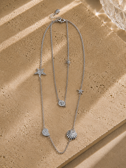 Collier long marin argenté 120 cm – sautoir avec 6 charms marins : étoiles de mer, coquille, escargot et étoile polaire – Bijoux Incandescence