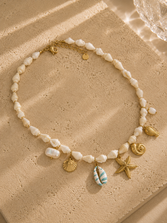 Collier maille coquillage – coquillages naturels blancs, étoile de mer dorée, cauris turquoise, coquille Saint-Jacques et poisson – Bijoux Incandescence