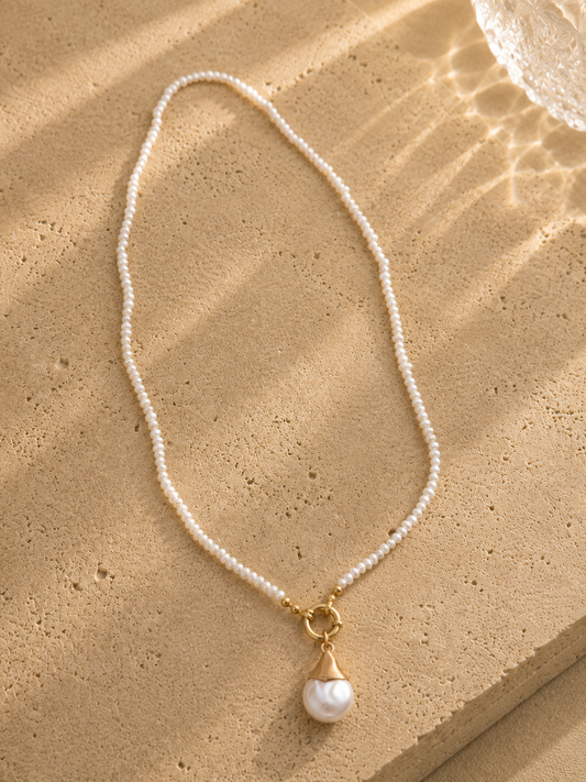 Collier perle goutte – rang de micro-perles blanches nacrées avec pendentif grande perle baroque nacrée et capuchon doré, élégance intemporelle – Bijoux Incandescence