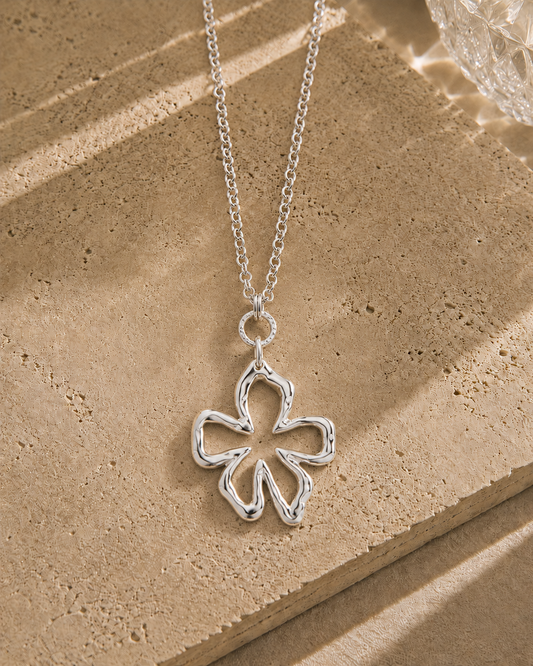 Collier sautoir fleur martelée argentée en acier inoxydable – long sautoir chaîne maille forçat avec grand pendentif fleur ajourée aux contours organiques martelés, style artisanal sculptural – Bijoux Incandescence