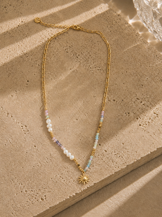 Collier soleil perlé – demi-chaîne paperclip dorée, micro-perles facettées pastel et perles d'eau douce nacrées, pendentif soleil doré granulé – Bijoux Incandescence