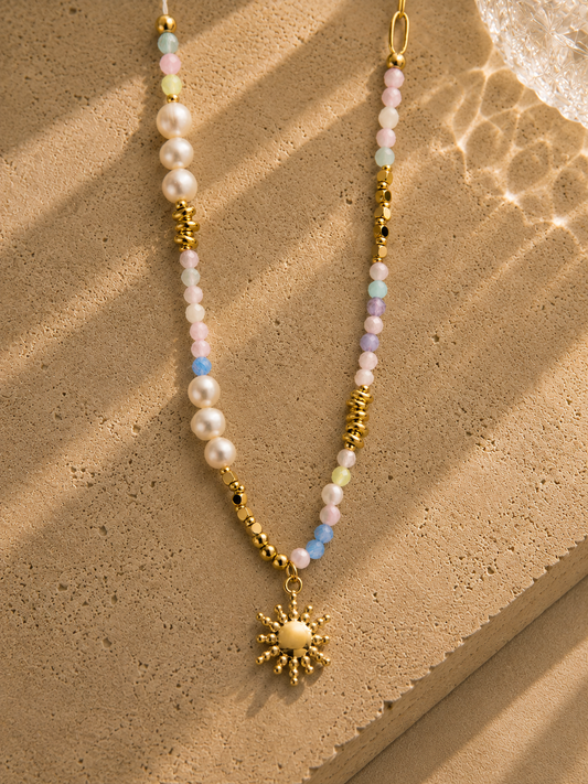 Collier soleil perlé – rang mixte perles pastel facettées, perles d'eau douce blanches et séparateurs dorés, pendentif soleil doré rayonnant – Bijoux Incandescence