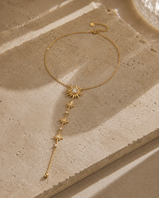 Collier Y soleil doré en acier inoxydable – pendentif soleil zirconium et chaîne tombante étoiles scintillantes – Bijoux Incandescence